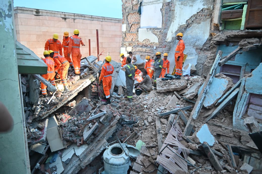 Kashi Vishwanath Dham के पास दो मकान धराशायी, 8 लोग दबे, रेस्क्यू जारी